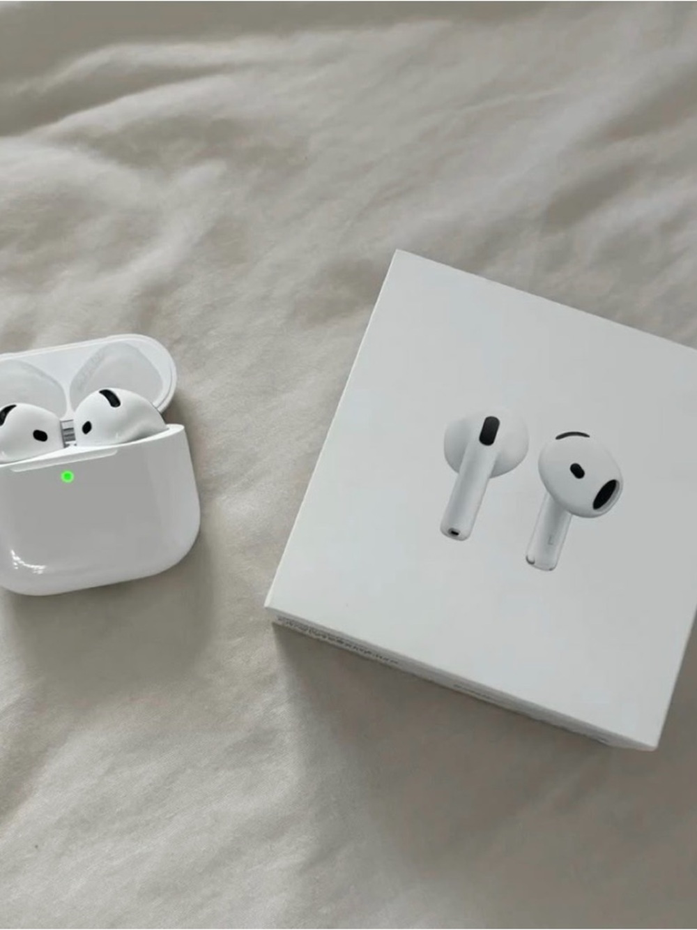 Apple White Wireless Earbuds with Charging Case